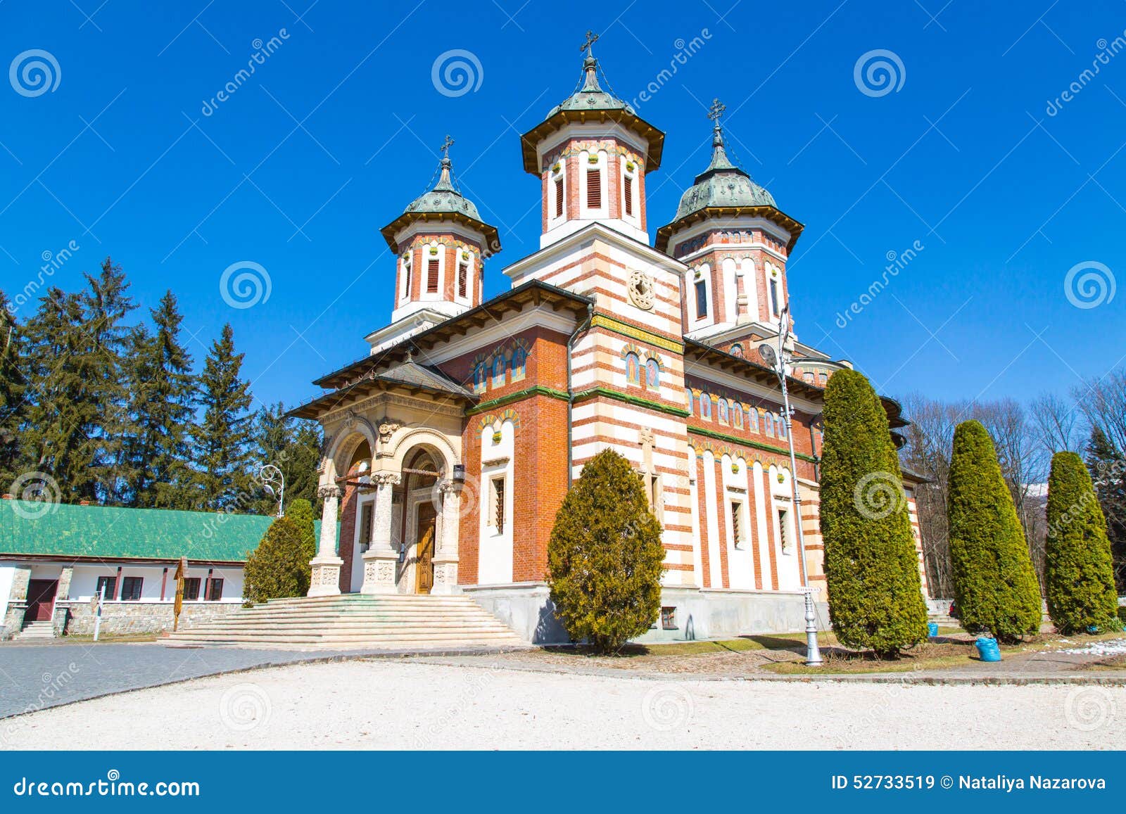 https://mdw-travel-data-us-east-1.s3.amazonaws.com/img/country/Romania/Sinaia-Orthodox-Church/img_02.jpg