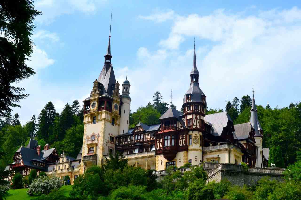 https://mdw-travel-data-us-east-1.s3.amazonaws.com/img/country/Romania/Sinaia-Royal-Train-Station/img_01.jpg