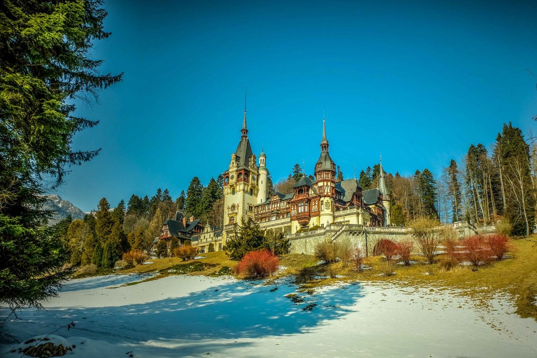 https://mdw-travel-data-us-east-1.s3.amazonaws.com/img/country/Romania/Sinaia-Train-Station/img_01.jpg