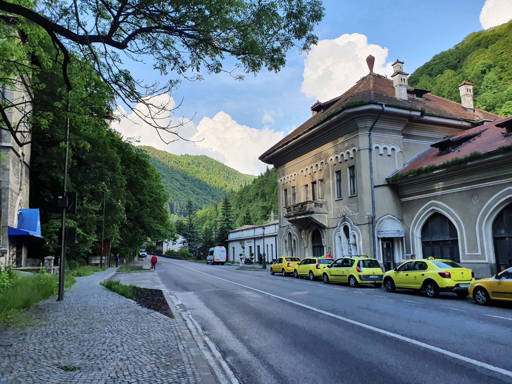https://mdw-travel-data-us-east-1.s3.amazonaws.com/img/country/Romania/Sinaia-Train-Station/img_02.jpg