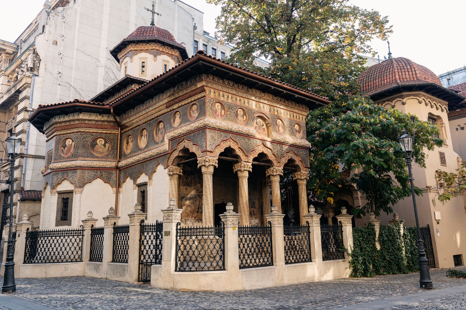 https://mdw-travel-data-us-east-1.s3.amazonaws.com/img/country/Romania/Stavropoleos-Monastery/img_01.jpg