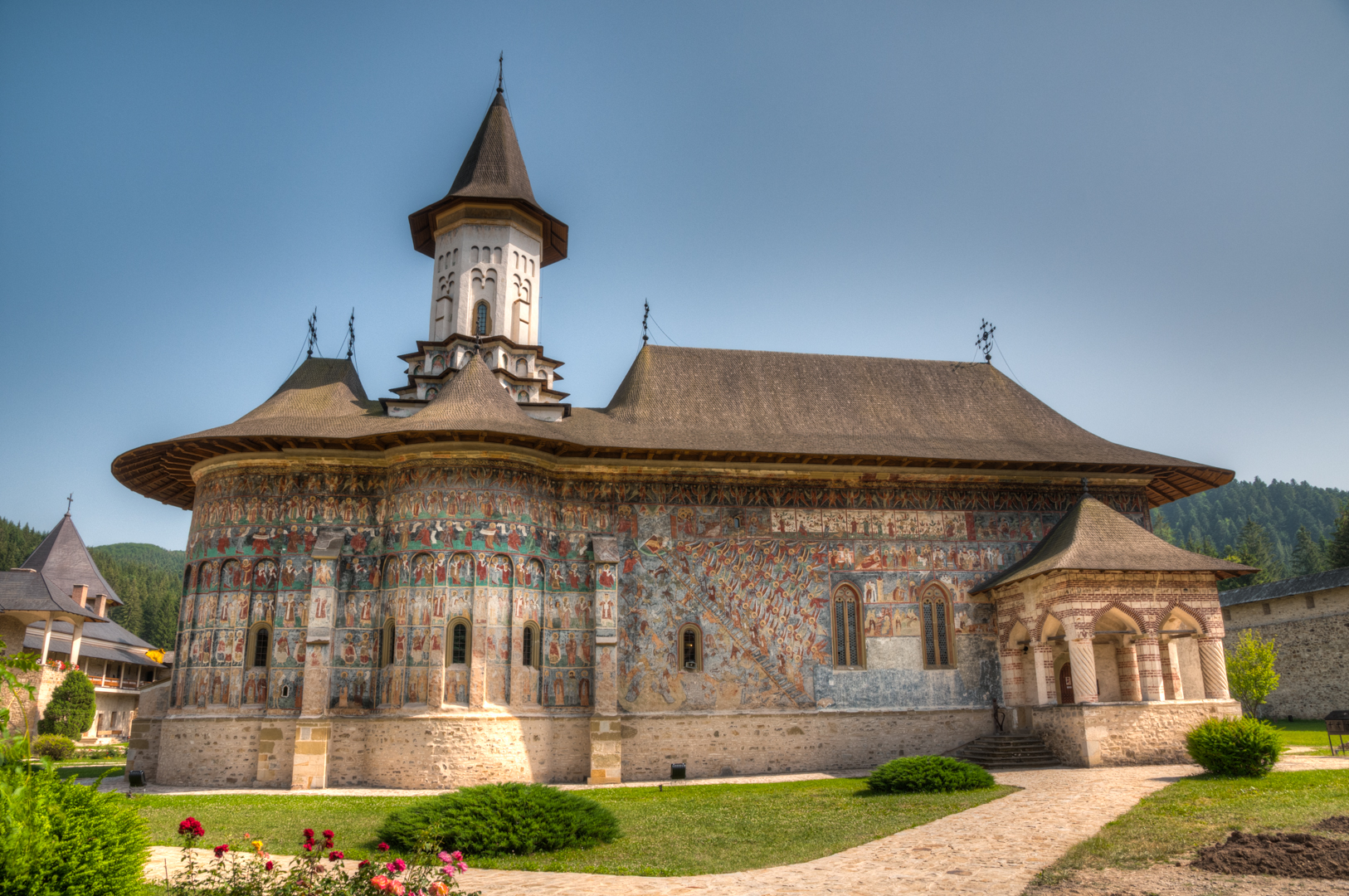 https://mdw-travel-data-us-east-1.s3.amazonaws.com/img/country/Romania/Sucevita-Monastery/img_00.jpg