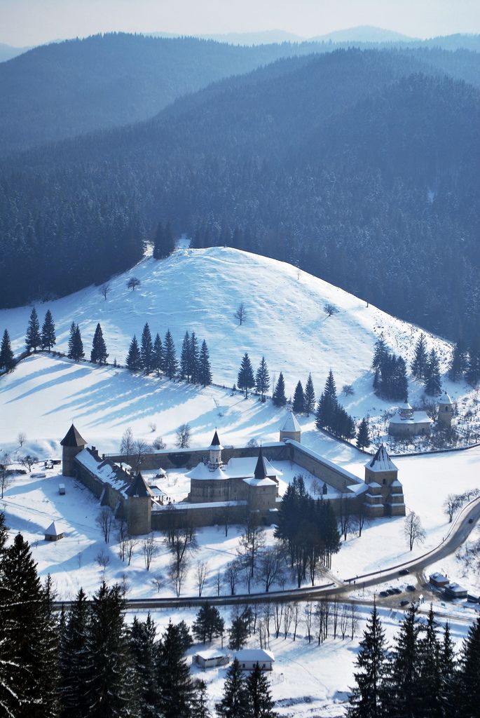 https://mdw-travel-data-us-east-1.s3.amazonaws.com/img/country/Romania/Sucevita-Monastery/img_02.jpg