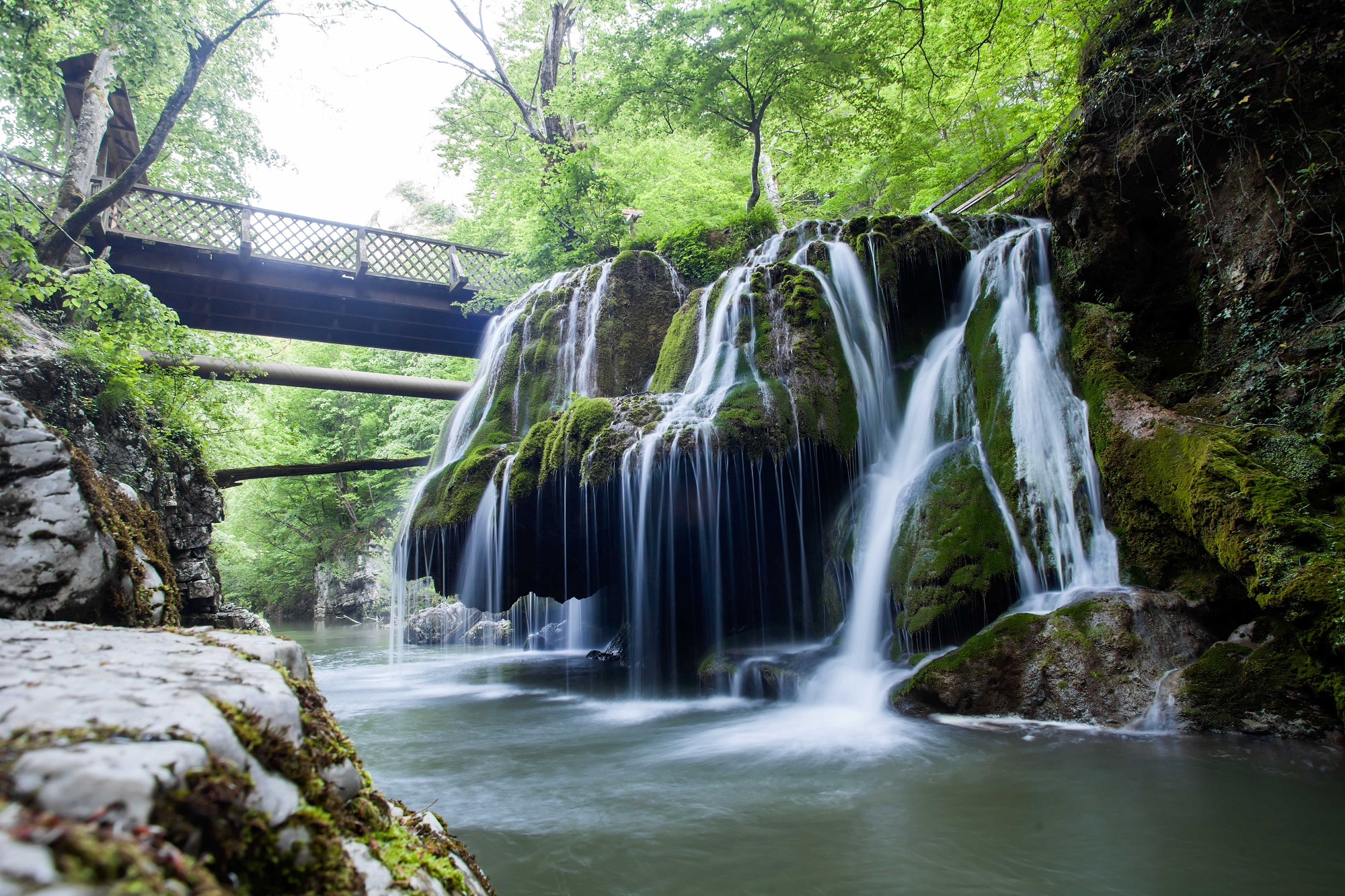 https://mdw-travel-data-us-east-1.s3.amazonaws.com/img/country/Romania/Sugas-Bai/img_02.jpg