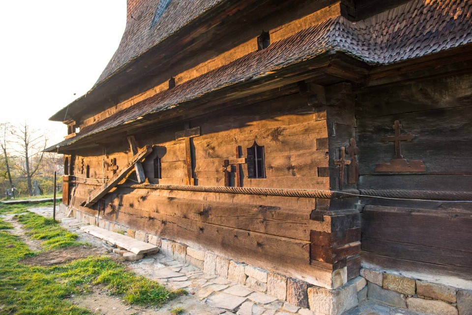 https://mdw-travel-data-us-east-1.s3.amazonaws.com/img/country/Romania/Surdesti-Wooden-Church/img_02.jpg