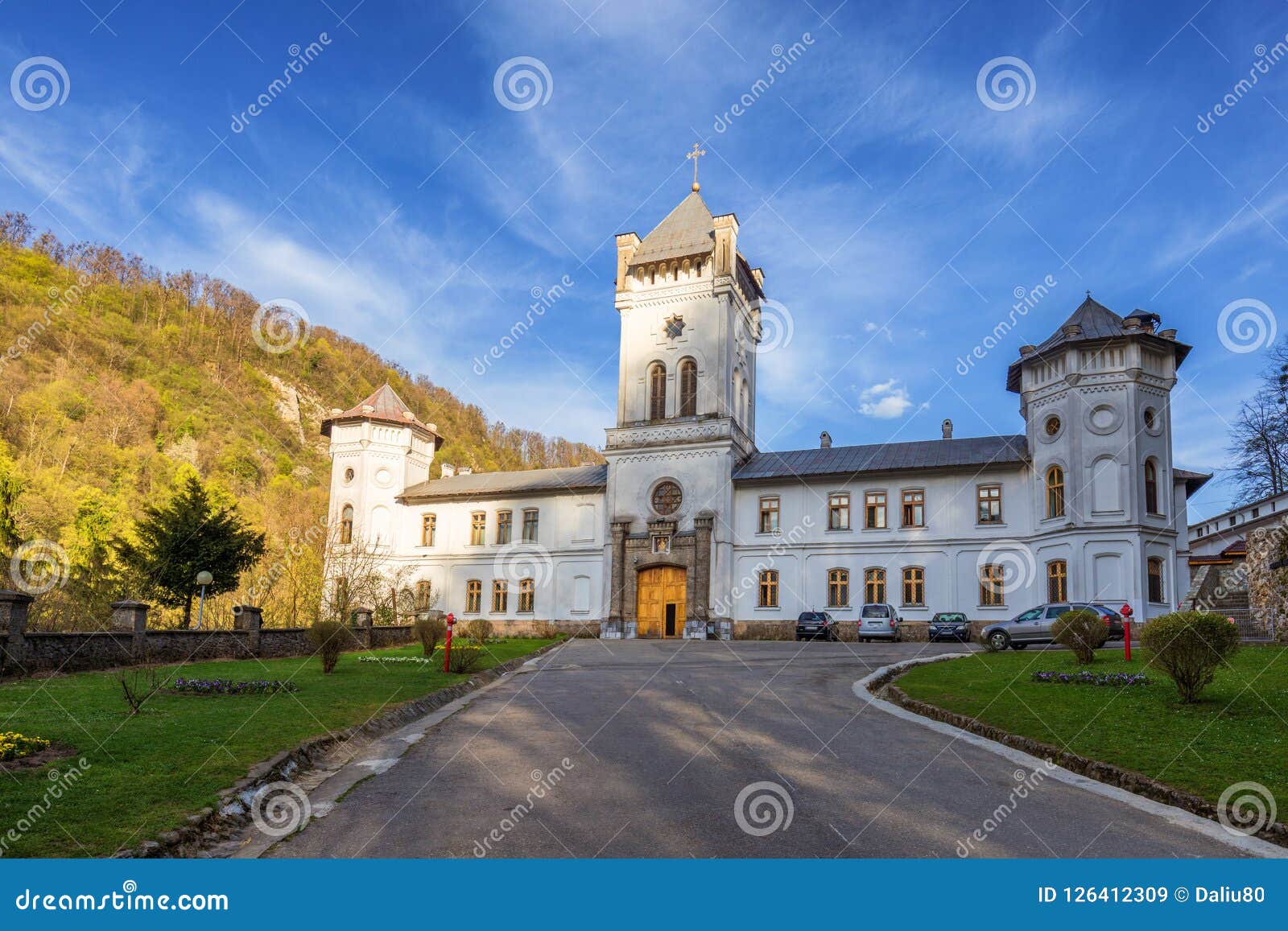 https://mdw-travel-data-us-east-1.s3.amazonaws.com/img/country/Romania/Tismana-Monastery/img_01.jpg