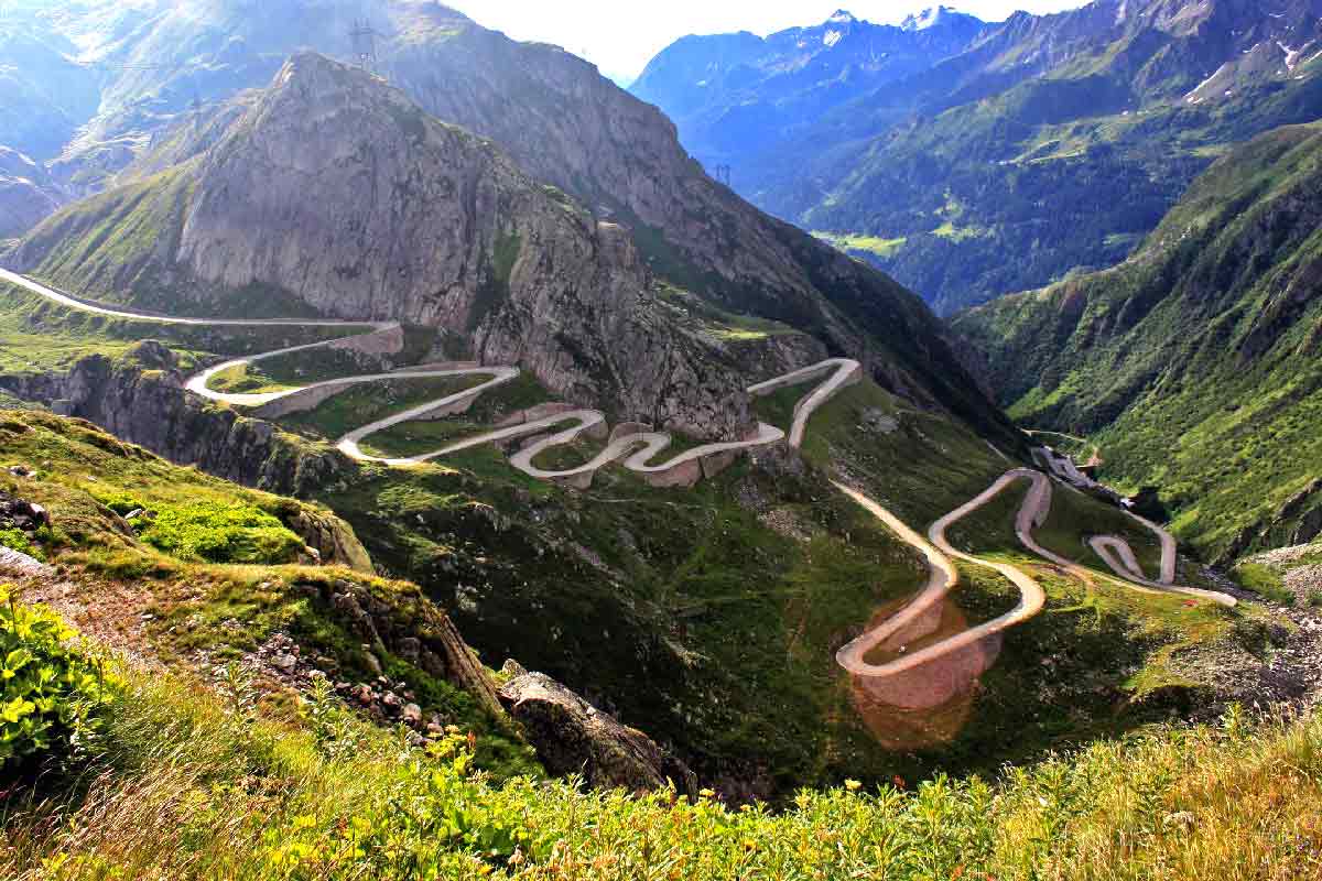 https://mdw-travel-data-us-east-1.s3.amazonaws.com/img/country/Romania/Transalpina-Road/img_02.jpg