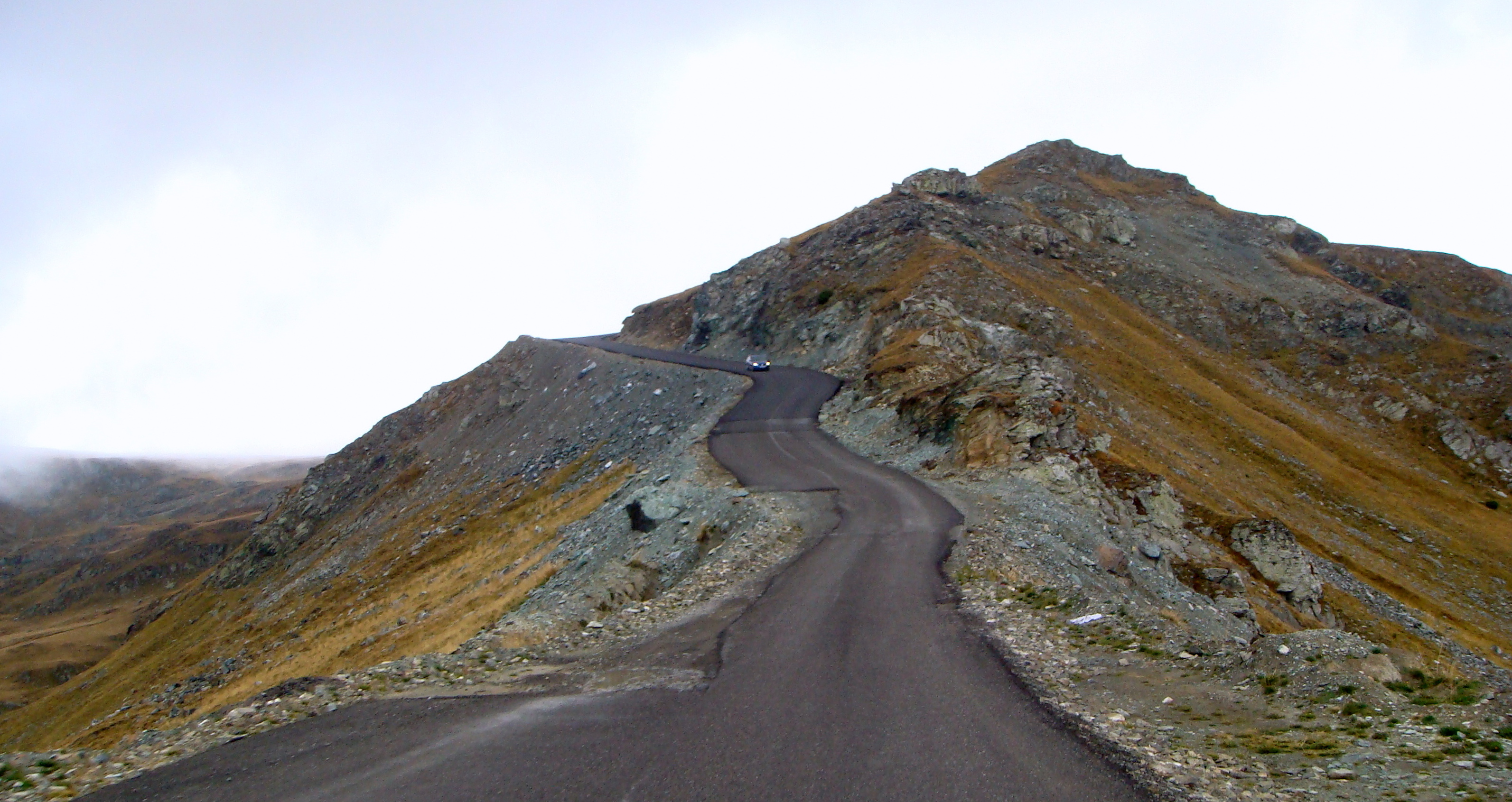 https://mdw-travel-data-us-east-1.s3.amazonaws.com/img/country/Romania/Transalpina-Road/img_04.jpg