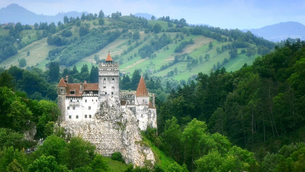 https://mdw-travel-data-us-east-1.s3.amazonaws.com/img/country/Romania/Trei-Fantani/img_02.jpg