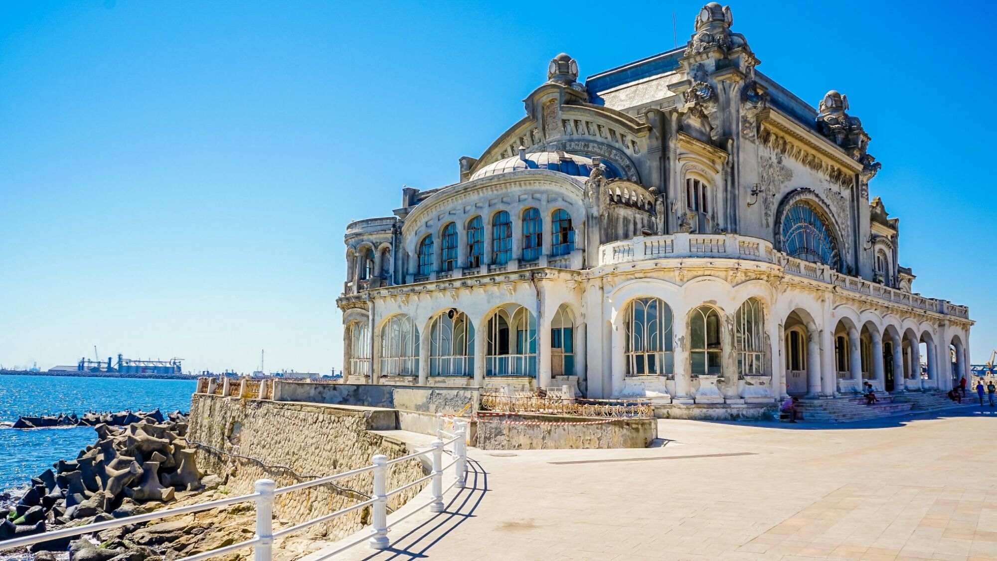 https://mdw-travel-data-us-east-1.s3.amazonaws.com/img/country/Romania/Trei-Fantani/img_03.jpg