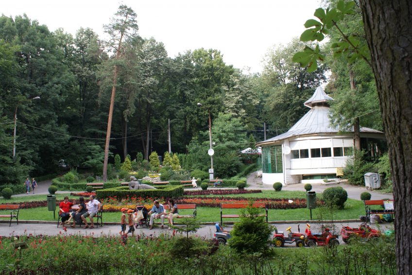 https://mdw-travel-data-us-east-1.s3.amazonaws.com/img/country/Romania/Trivale-Park/img_00.jpg
