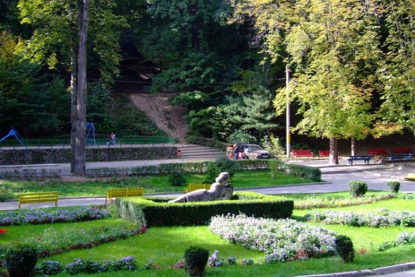 https://mdw-travel-data-us-east-1.s3.amazonaws.com/img/country/Romania/Trivale-Park/img_01.jpg
