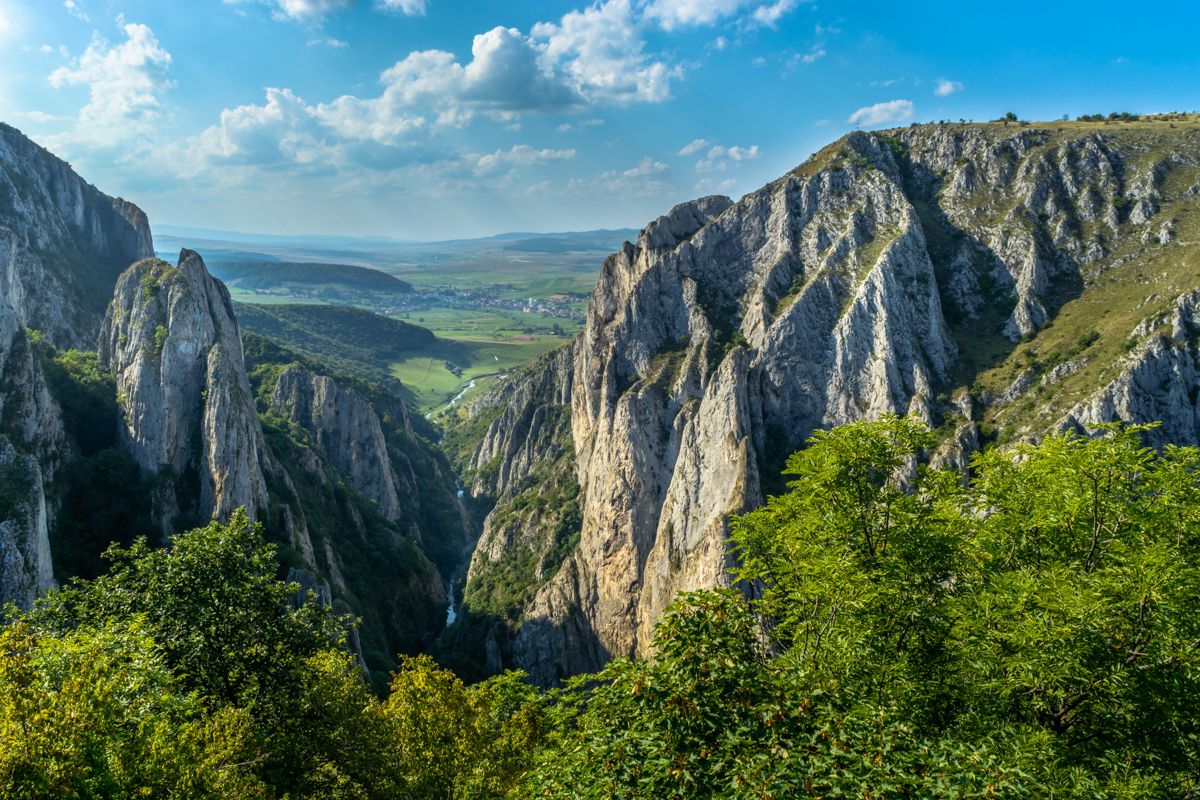 https://mdw-travel-data-us-east-1.s3.amazonaws.com/img/country/Romania/Turda-Gorge/img_00.jpg