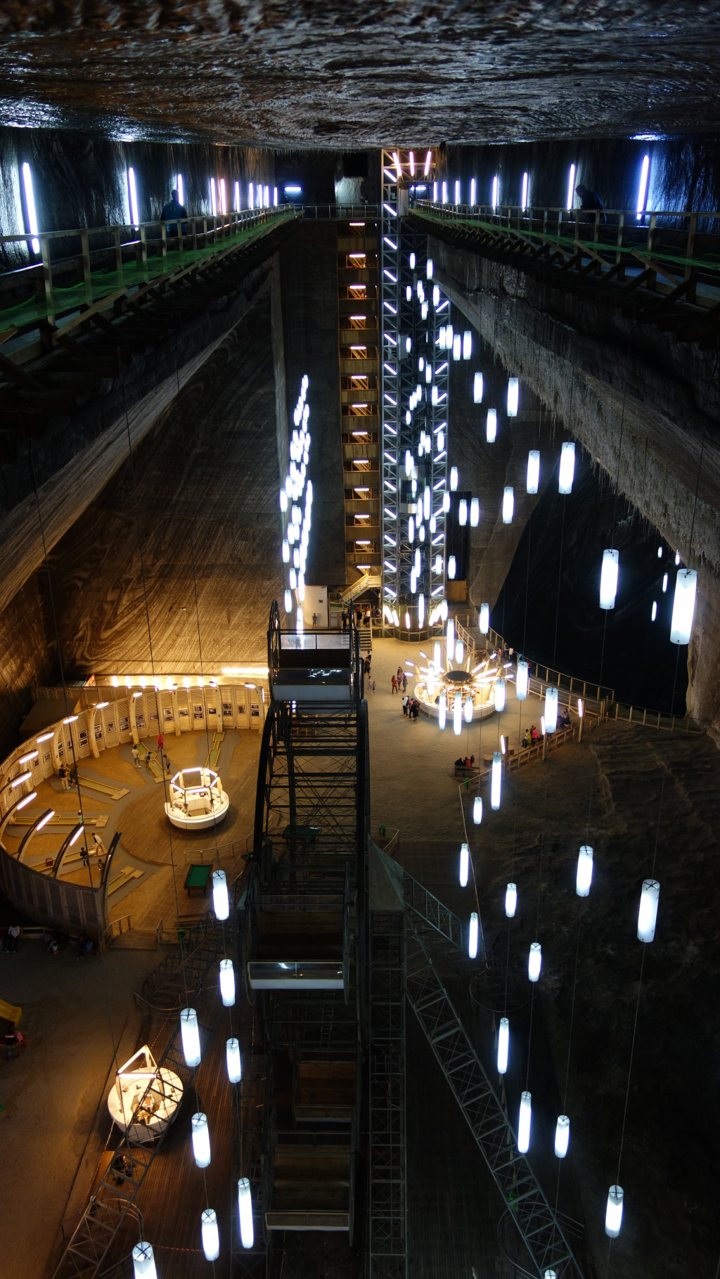 https://mdw-travel-data-us-east-1.s3.amazonaws.com/img/country/Romania/Turda-Salt-Mine/img_04.jpg