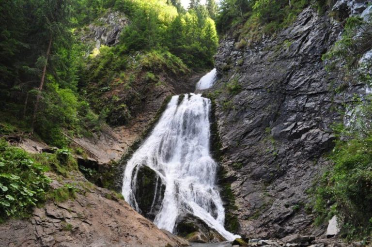 https://mdw-travel-data-us-east-1.s3.amazonaws.com/img/country/Romania/Varciorog-Waterfall/img_01.jpg
