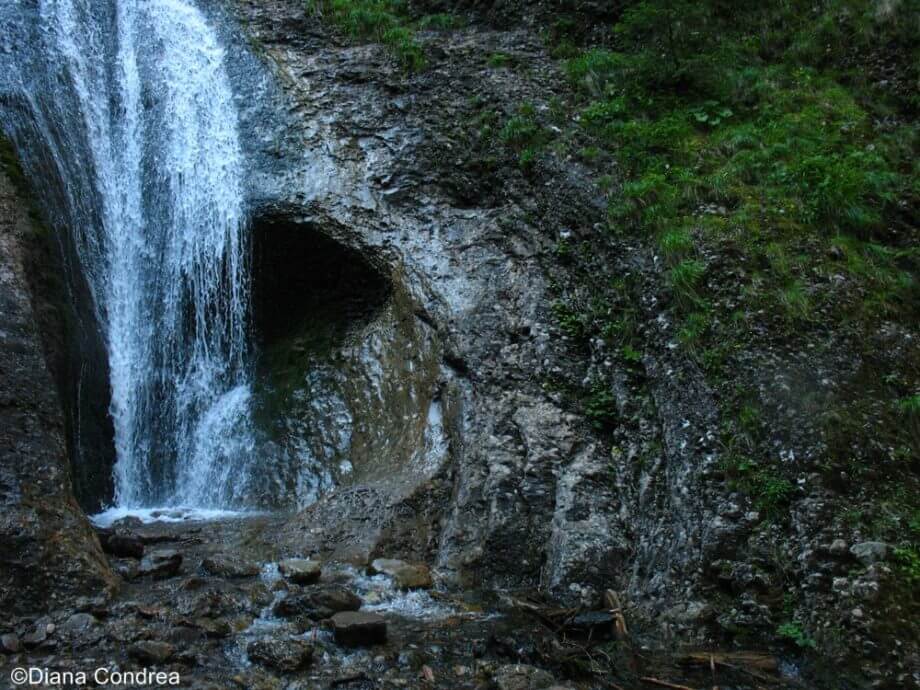 https://mdw-travel-data-us-east-1.s3.amazonaws.com/img/country/Romania/Varciorog-Waterfall/img_02.jpg