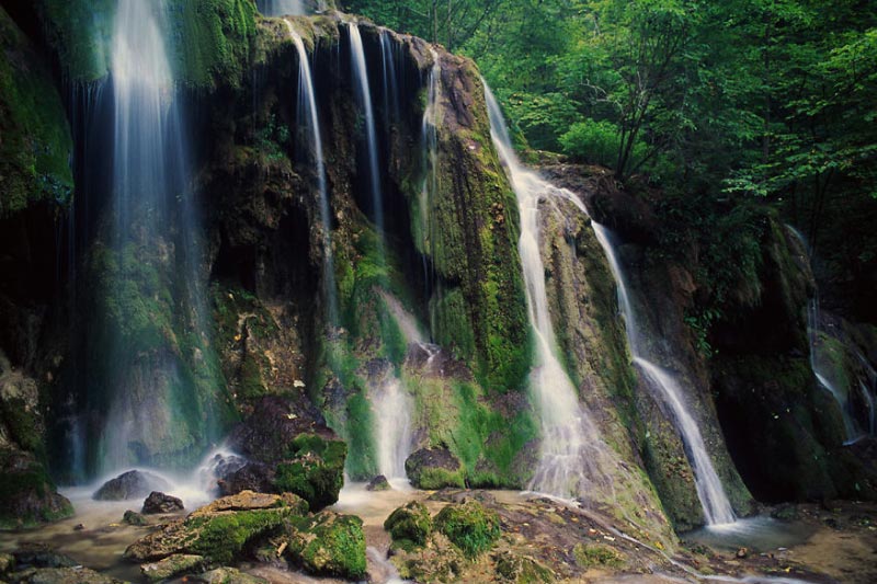https://mdw-travel-data-us-east-1.s3.amazonaws.com/img/country/Romania/Varciorog-Waterfall/img_03.jpg