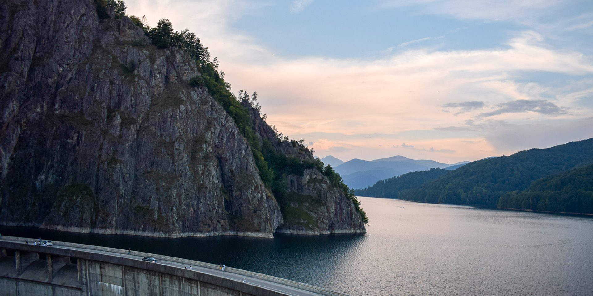 https://mdw-travel-data-us-east-1.s3.amazonaws.com/img/country/Romania/Vidraru-Dam/img_02.jpg