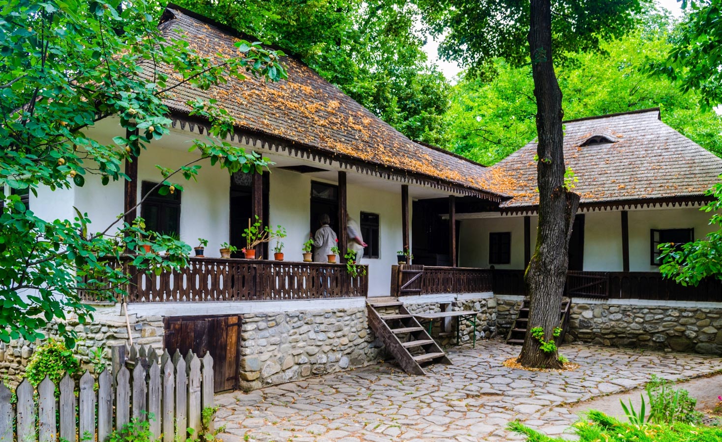 https://mdw-travel-data-us-east-1.s3.amazonaws.com/img/country/Romania/Village-Museum/img_02.jpg
