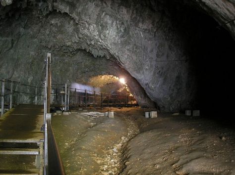https://mdw-travel-data-us-east-1.s3.amazonaws.com/img/country/Romania/Vrancioaia-Cave/img_03.jpg