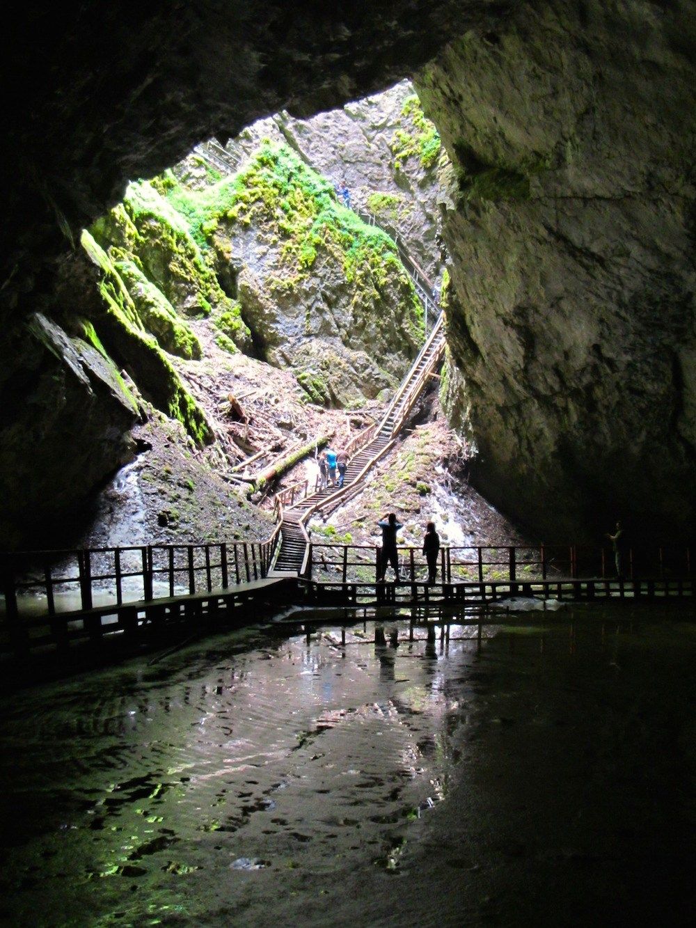 https://mdw-travel-data-us-east-1.s3.amazonaws.com/img/country/Romania/Vrancioaia-Cave/img_05.jpg
