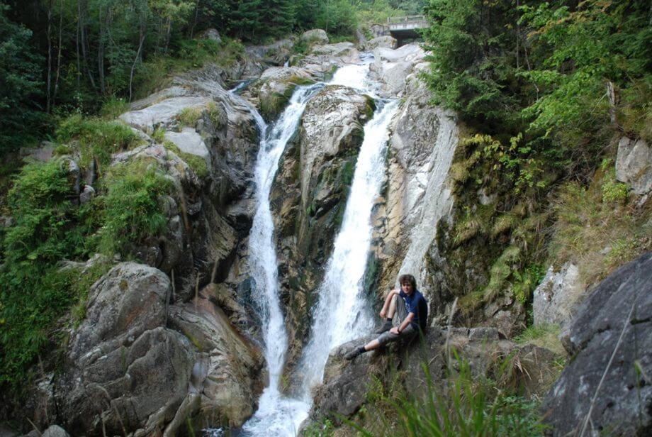 https://mdw-travel-data-us-east-1.s3.amazonaws.com/img/country/Romania/Zavoi-Waterfall/img_01.jpg