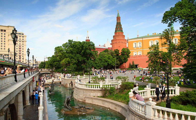 https://mdw-travel-data-us-east-1.s3.amazonaws.com/img/country/Russia/Alexander-Garden/img_02.jpg