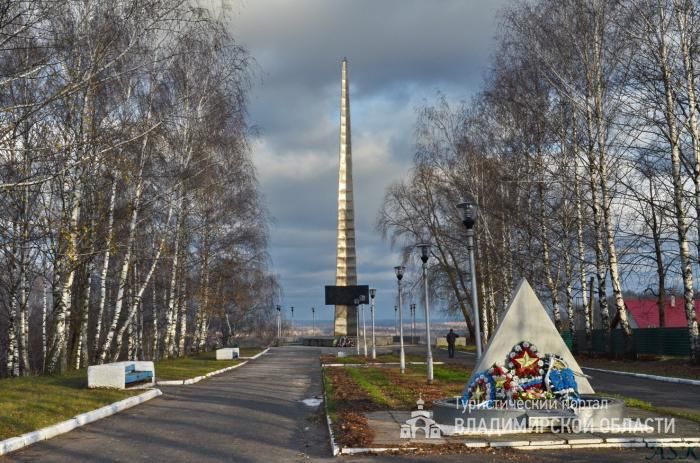 https://mdw-travel-data-us-east-1.s3.amazonaws.com/img/country/Russia/Alley-of-Military-Glory/img_01.jpg