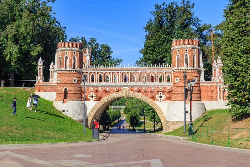 https://mdw-travel-data-us-east-1.s3.amazonaws.com/img/country/Russia/Alley-of-Military-Glory/img_03.jpg
