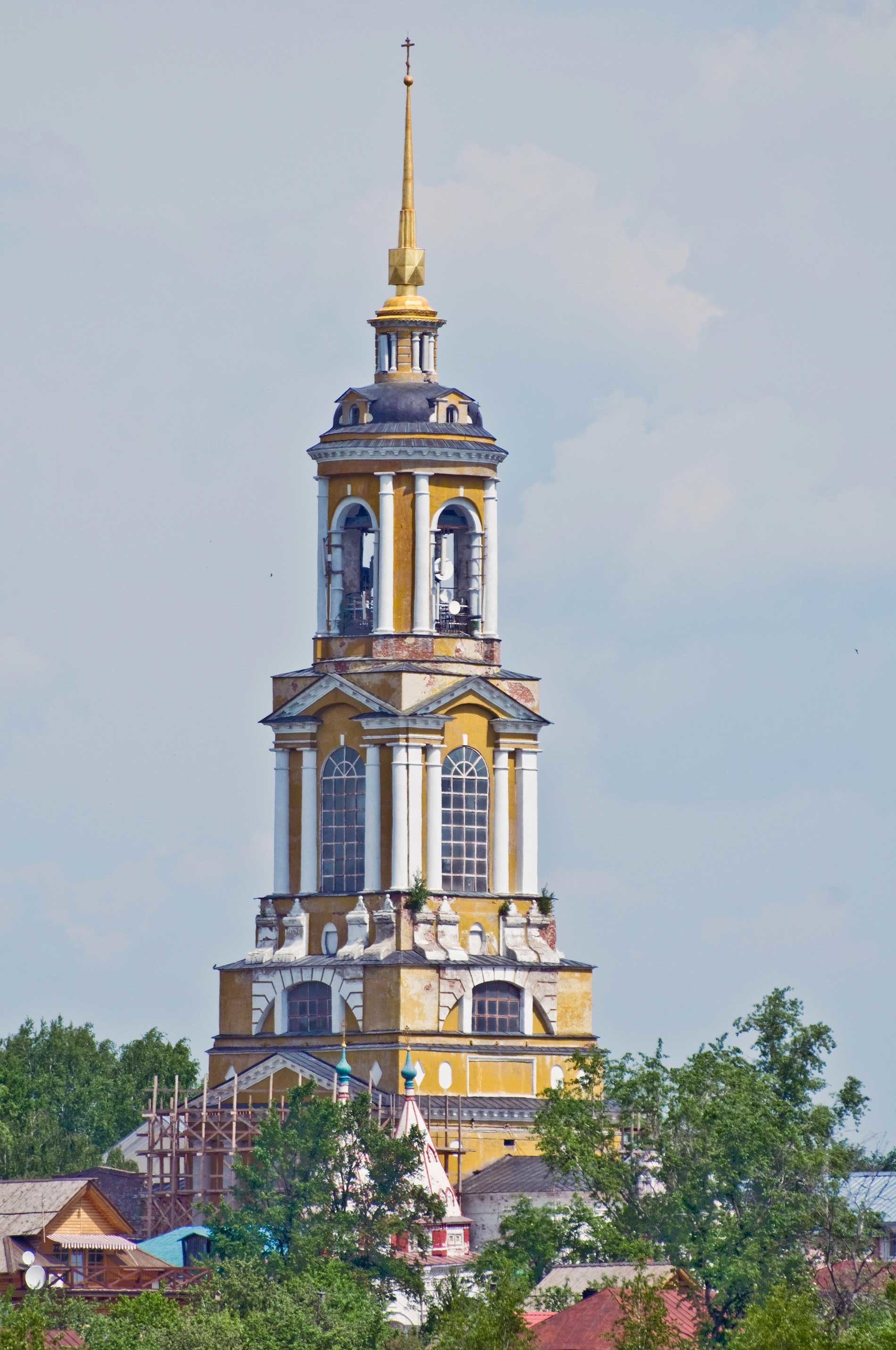https://mdw-travel-data-us-east-1.s3.amazonaws.com/img/country/Russia/Bell-Tower-in-the-Convent-of-the-Intercession/img_01.jpg