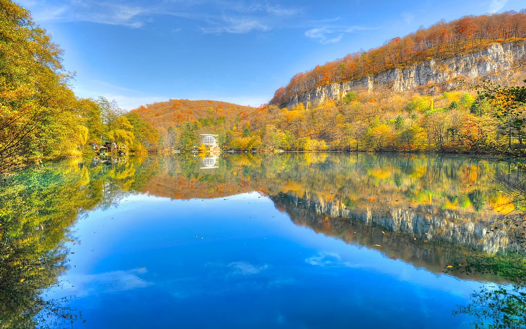 https://mdw-travel-data-us-east-1.s3.amazonaws.com/img/country/Russia/Blue-Lakes/img_01.jpg