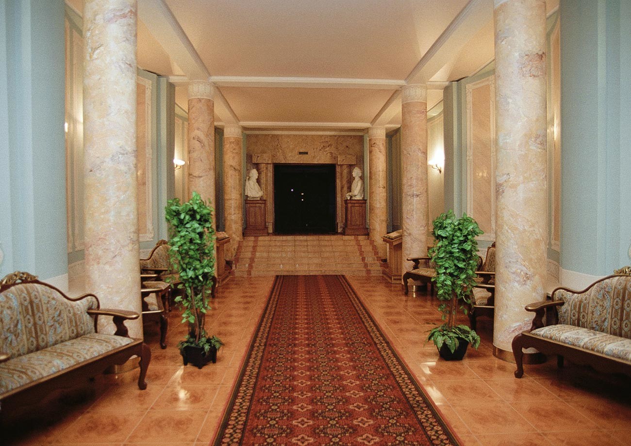 https://mdw-travel-data-us-east-1.s3.amazonaws.com/img/country/Russia/Bunker-Museum/img_00.jpg