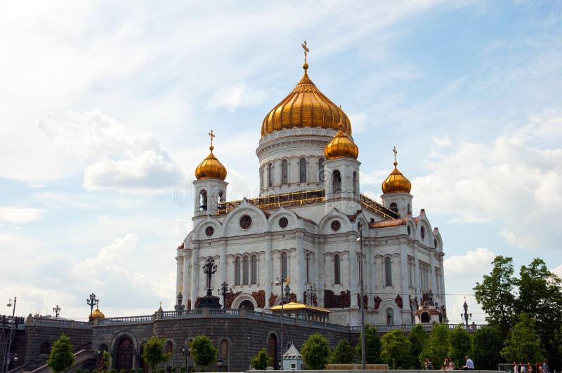 https://mdw-travel-data-us-east-1.s3.amazonaws.com/img/country/Russia/Cathedral-of-Christ-the-Savior/img_01.jpg