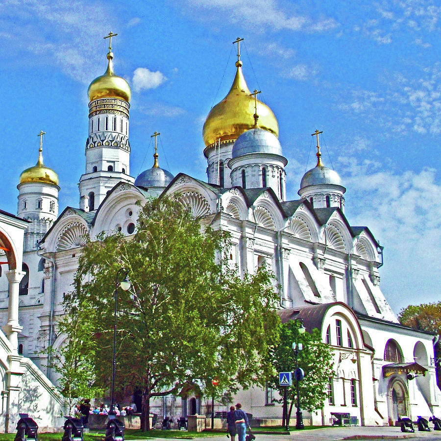 https://mdw-travel-data-us-east-1.s3.amazonaws.com/img/country/Russia/Church-of-the-Deposition-of-the-Holy-Robe/img_01.jpg