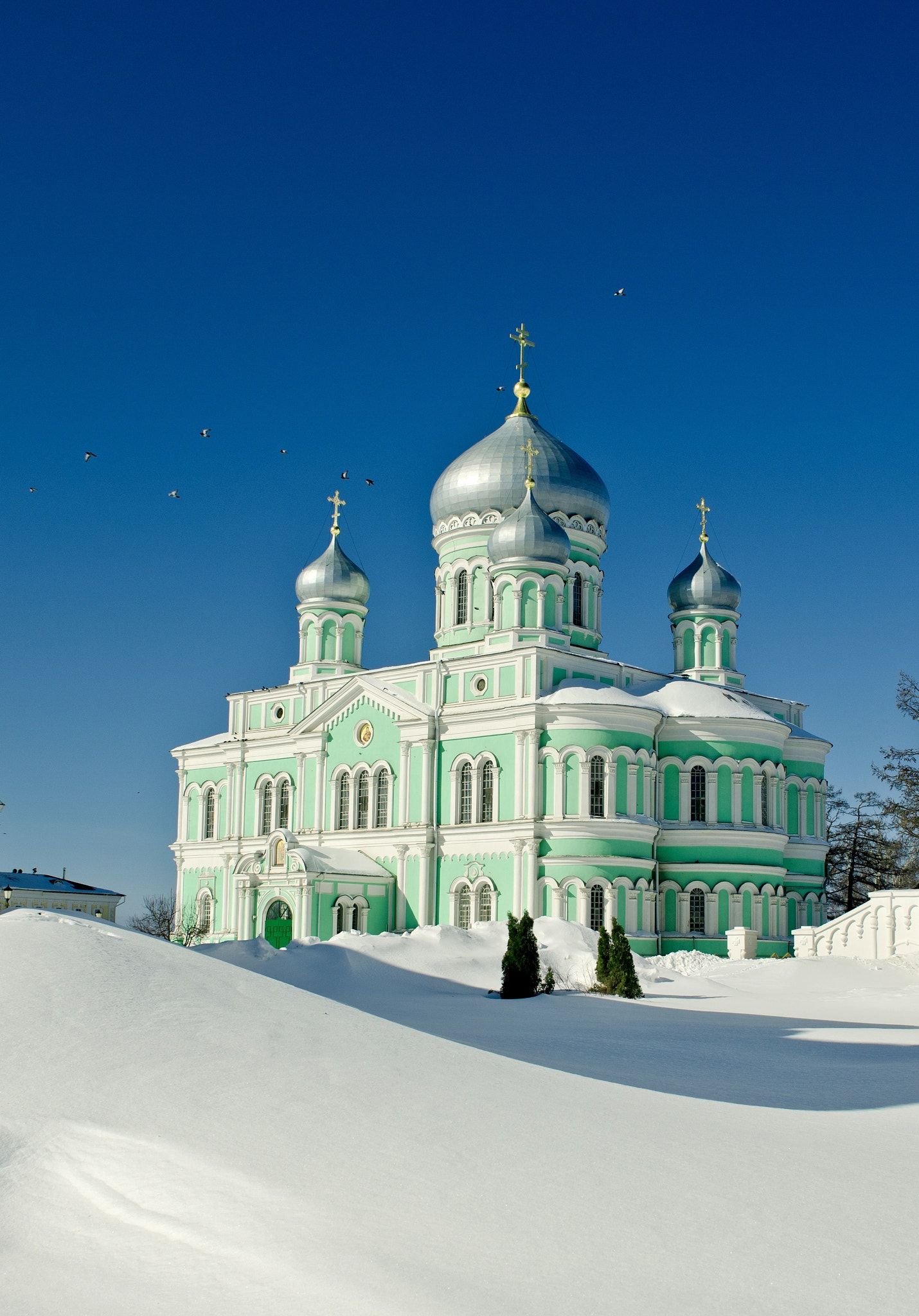https://mdw-travel-data-us-east-1.s3.amazonaws.com/img/country/Russia/Diveevo-Monastery/img_01.jpg