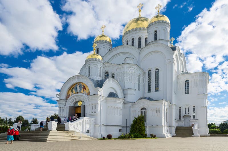 https://mdw-travel-data-us-east-1.s3.amazonaws.com/img/country/Russia/Diveevo-Monastery/img_02.jpg