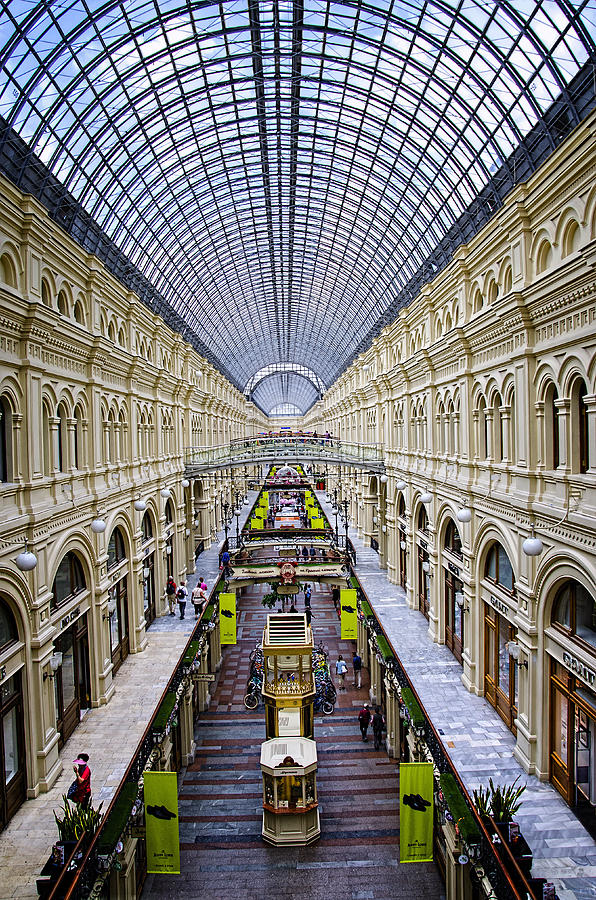 https://mdw-travel-data-us-east-1.s3.amazonaws.com/img/country/Russia/GUM-Department-Store/img_02.jpg