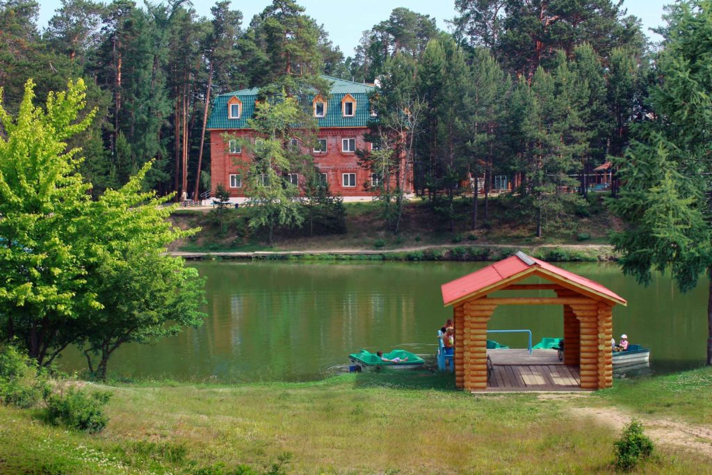 https://mdw-travel-data-us-east-1.s3.amazonaws.com/img/country/Russia/Gorniye-Ushchelye-Health-Resort/img_02.jpg