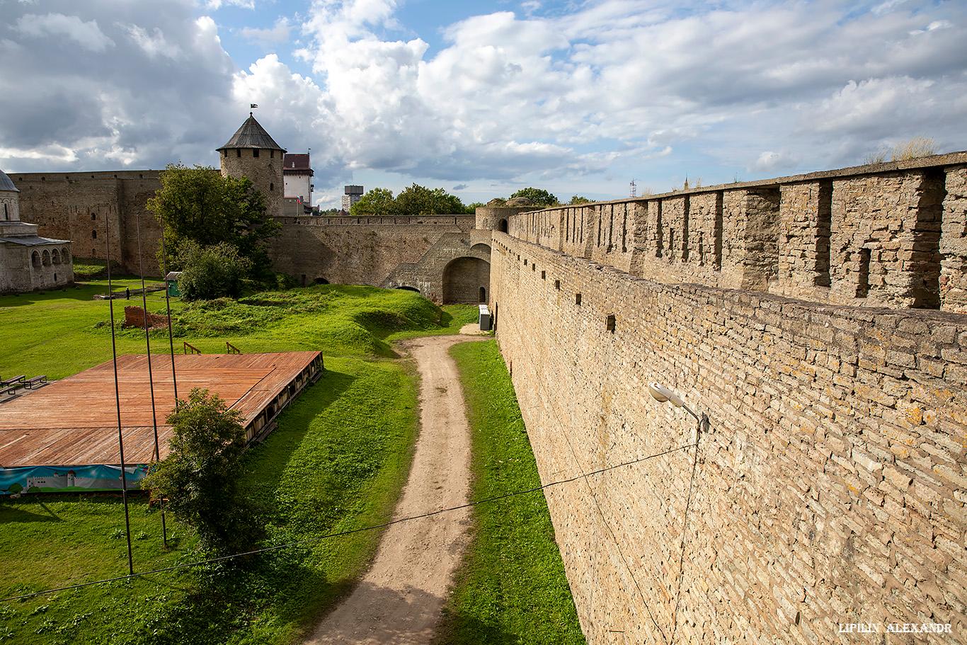 https://mdw-travel-data-us-east-1.s3.amazonaws.com/img/country/Russia/Ivangorod-Fortress/img_01.jpg