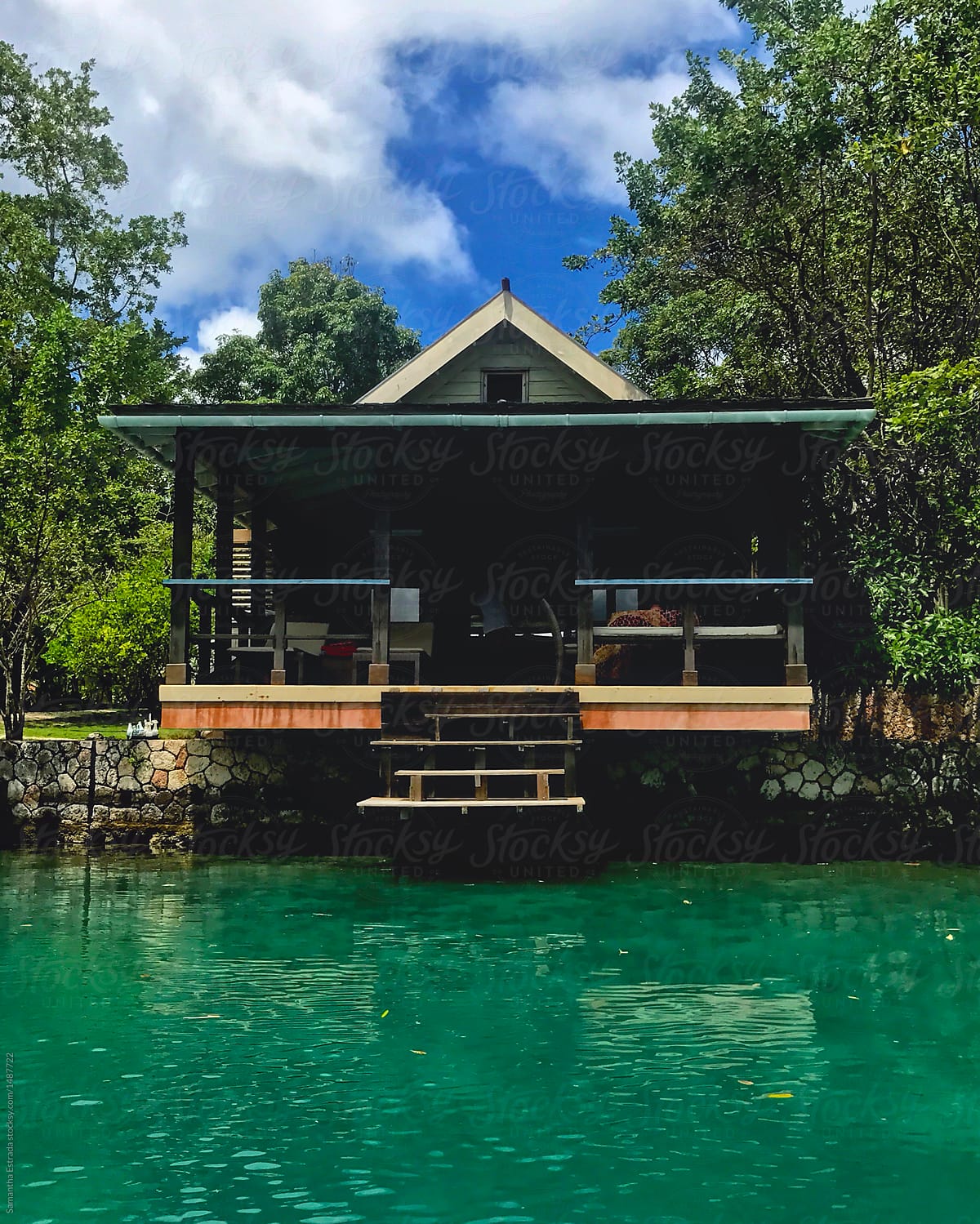 https://mdw-travel-data-us-east-1.s3.amazonaws.com/img/country/Russia/Jamaican-Lake/img_03.jpg