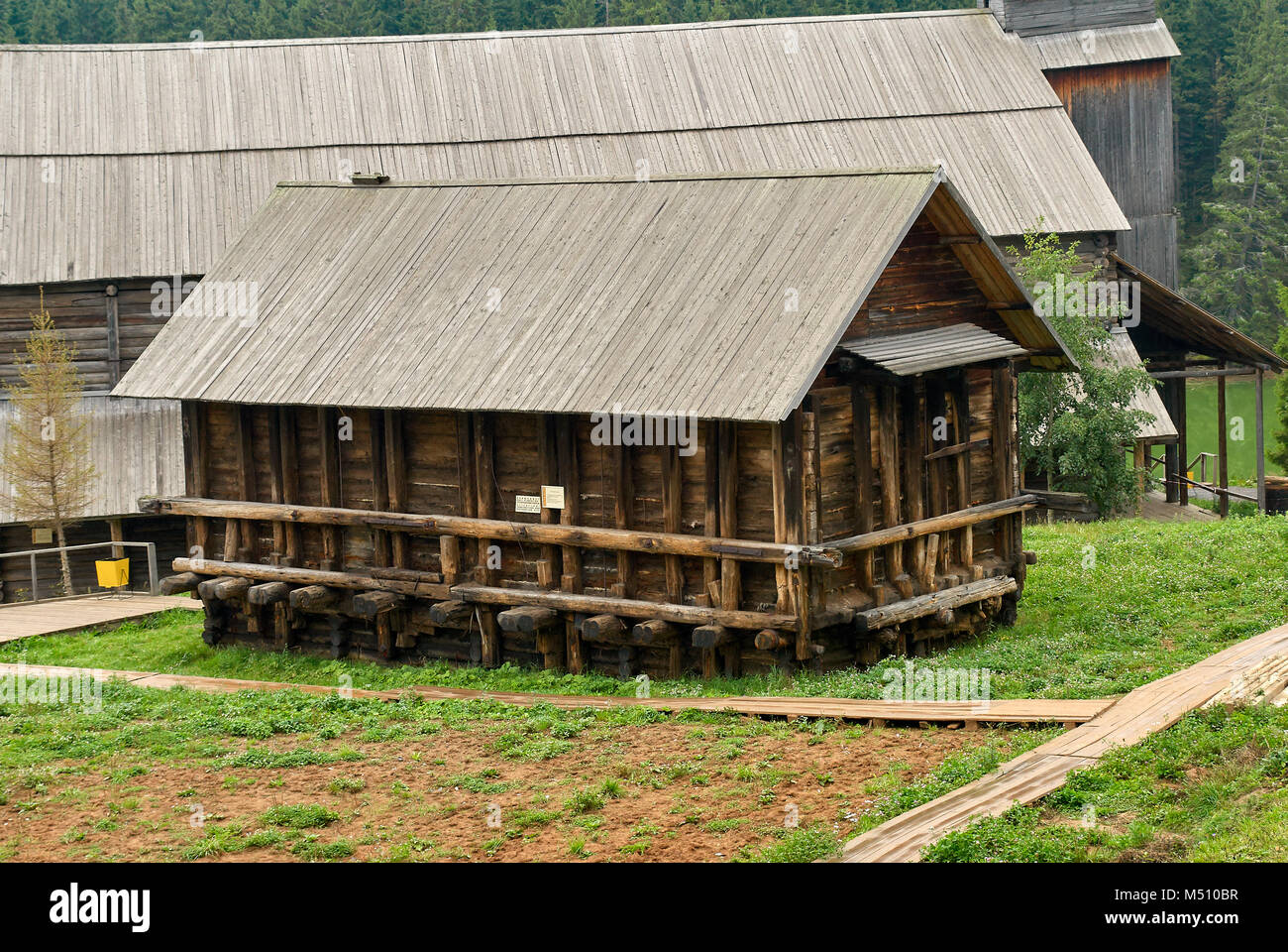 https://mdw-travel-data-us-east-1.s3.amazonaws.com/img/country/Russia/Khokhlovka-Architectural-and-Ethnographic-Museum/img_01.jpg