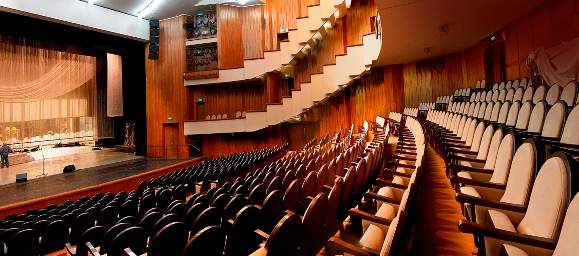 https://mdw-travel-data-us-east-1.s3.amazonaws.com/img/country/Russia/Krasnoyarsk-State-Opera-and-Ballet-Theatre/img_00.jpg
