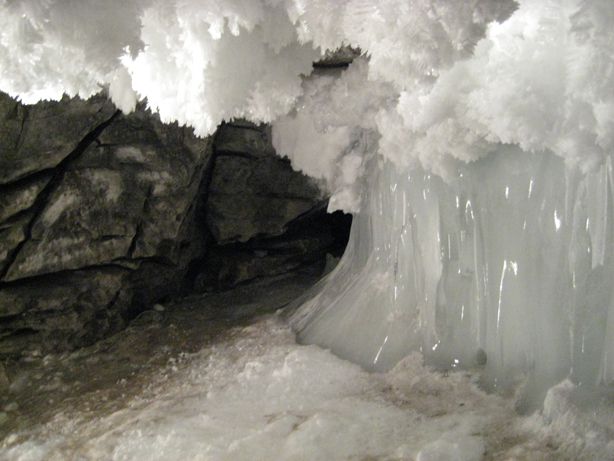 https://mdw-travel-data-us-east-1.s3.amazonaws.com/img/country/Russia/Kungur-Ice-Cave/img_03.jpg