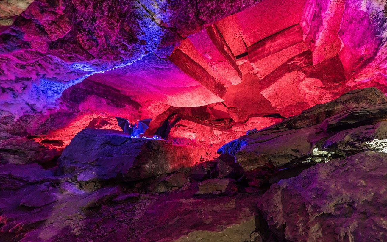 https://mdw-travel-data-us-east-1.s3.amazonaws.com/img/country/Russia/Kungur-Ice-Cave/img_05.jpg