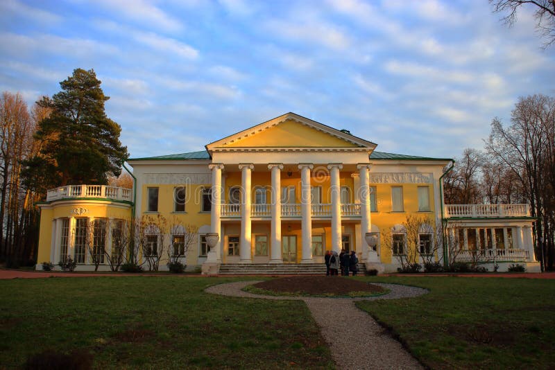 https://mdw-travel-data-us-east-1.s3.amazonaws.com/img/country/Russia/Manor-Gorki-Leninskiye/img_02.jpg