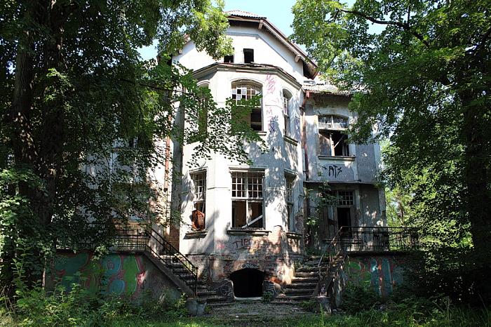 https://mdw-travel-data-us-east-1.s3.amazonaws.com/img/country/Russia/Maraunenhof-Mansion/img_00.jpg