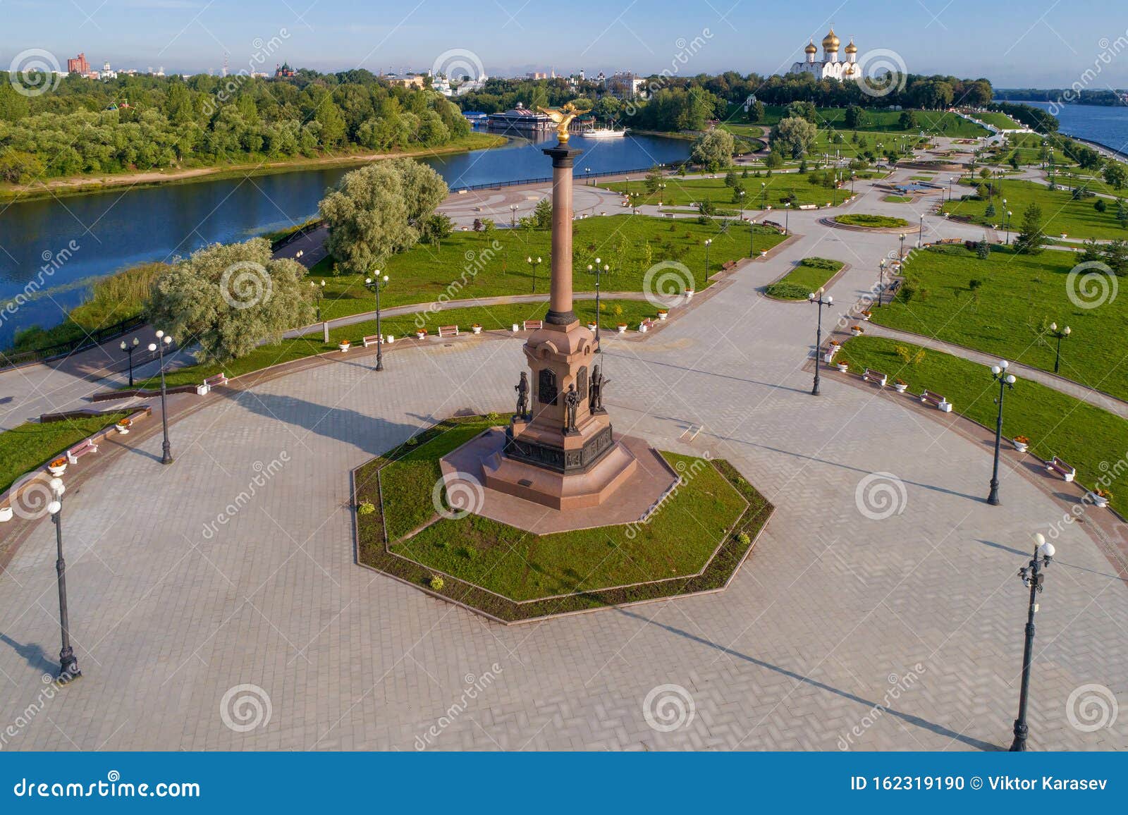 https://mdw-travel-data-us-east-1.s3.amazonaws.com/img/country/Russia/Monument-to-Yaroslavl-City-Day/img_01.jpg