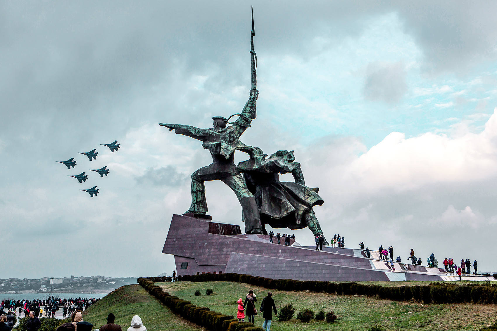 https://mdw-travel-data-us-east-1.s3.amazonaws.com/img/country/Russia/Monument-to-the-Heroes-of-World-War-II/img_01.jpg