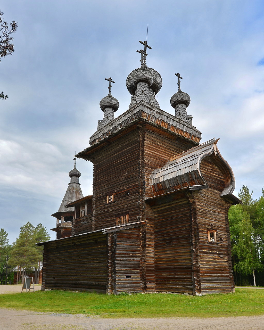 https://mdw-travel-data-us-east-1.s3.amazonaws.com/img/country/Russia/Museum-of-Wooden-Architecture/img_02.jpg