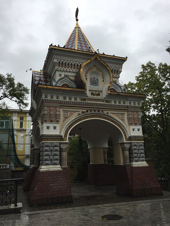 https://mdw-travel-data-us-east-1.s3.amazonaws.com/img/country/Russia/Nikolaevskiy-Triumphal-Arch/img_02.jpg